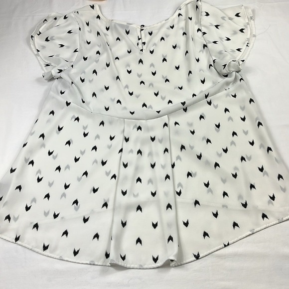 Torrid Sheer Flutter Sleeve Blouse Heart Print Womens Size 00 (10 M/L) Cream Blk - Picture 2 of 9
